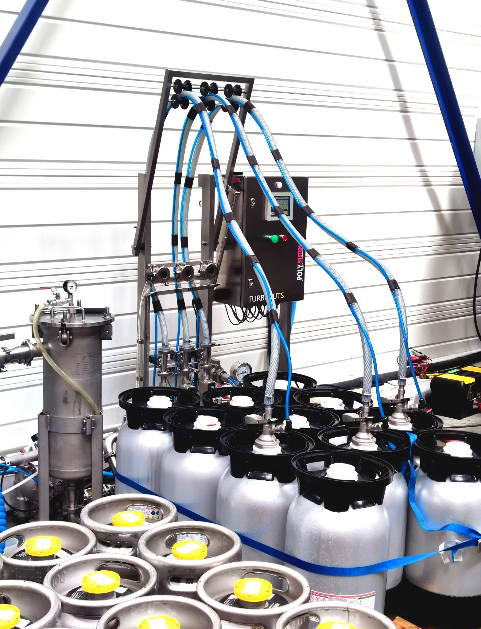 Turbo Fûts en production avec plusieurs contenants raccordés
