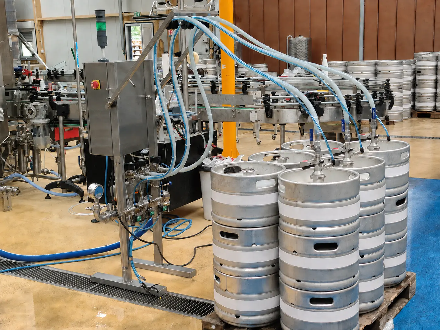 Turbo Fûts en fonctionnement à proximité d’une palette de fûts